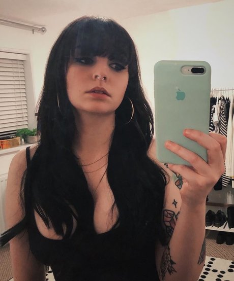 Emma Blackery porn model picture