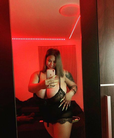 SaRa Chubby hd actress photo