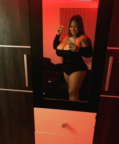 SaRa Chubby erotic actress picture