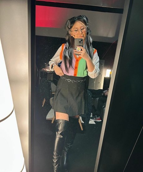 Yinsu Collins hot pornstar img