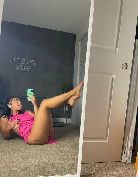 PrettiGiirls model top image