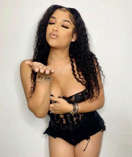 Gabbyamourr model erotic pic