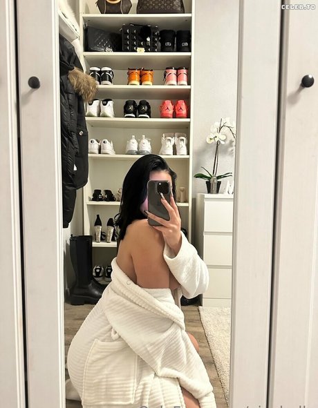 Vipshelly pretty model photo