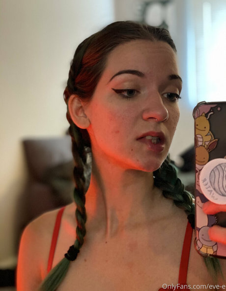 EveElliot xxx pornstar image