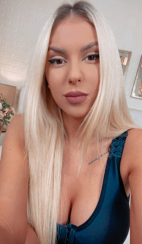 tonnia beautiful actress pics