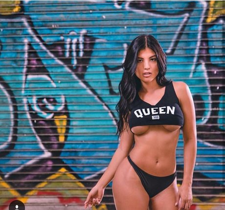 Karen Vi model top photo