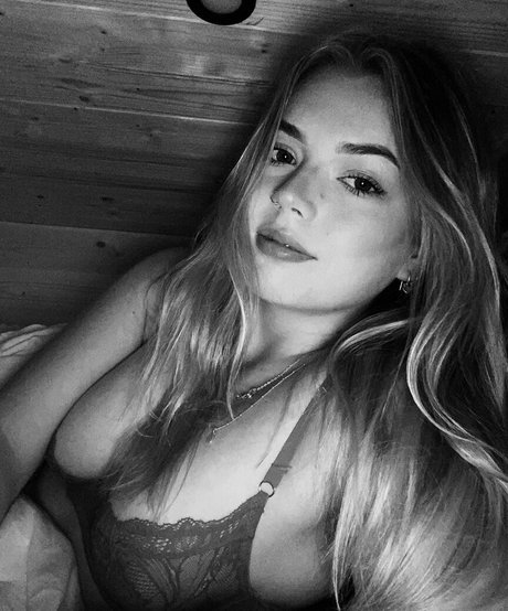 holliesworldd model hot pic