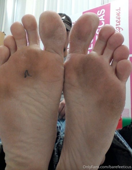 barefeeticus nude model pic