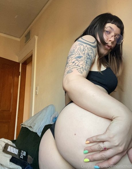 demonicthot model pretty img