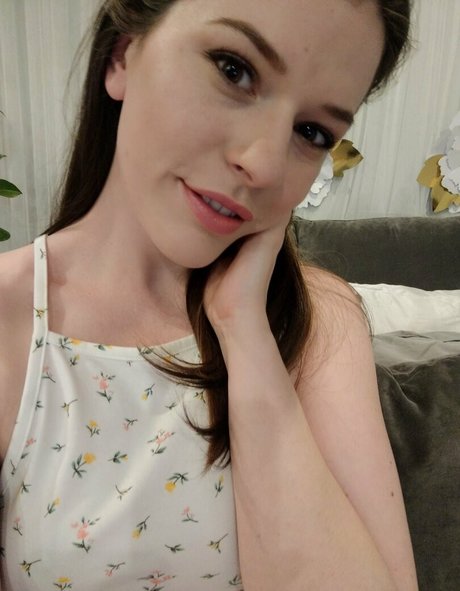 callaq xxx model photo