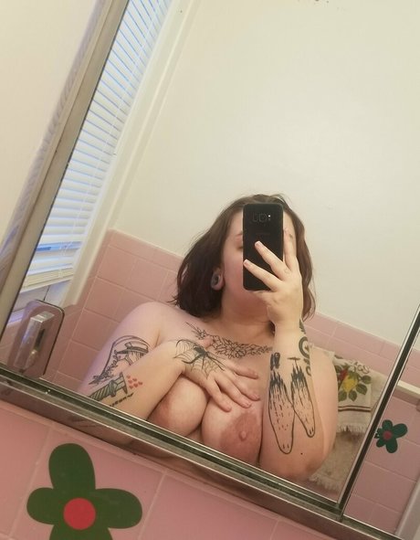 draculuv pretty model pic