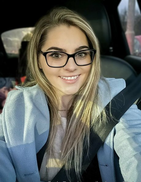 helenrofficial art model pic