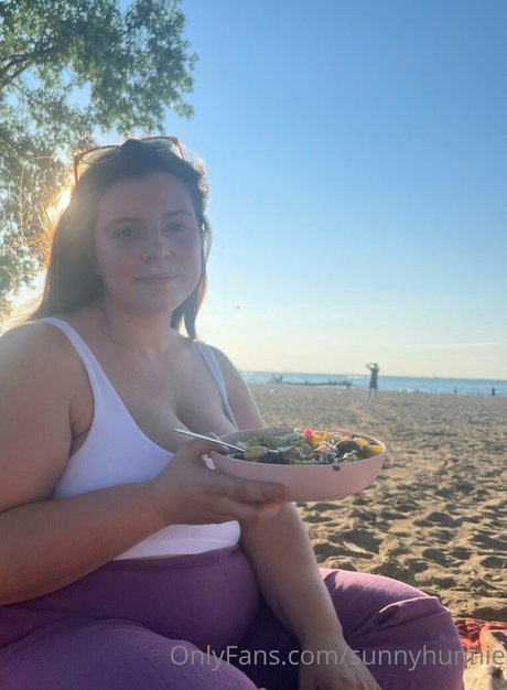 Sunnyhunnie pretty pornstar photos