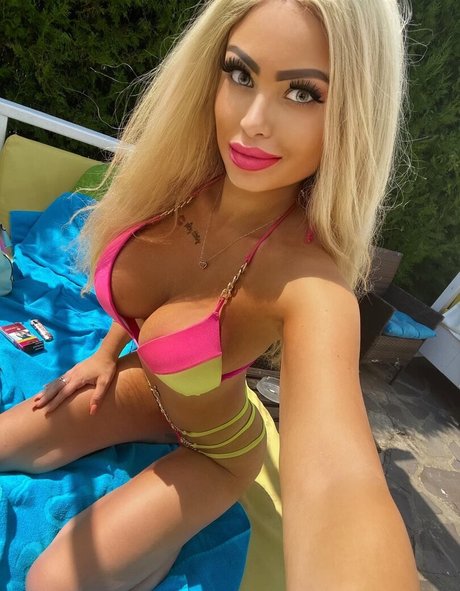 Sabrinabarbie art star img