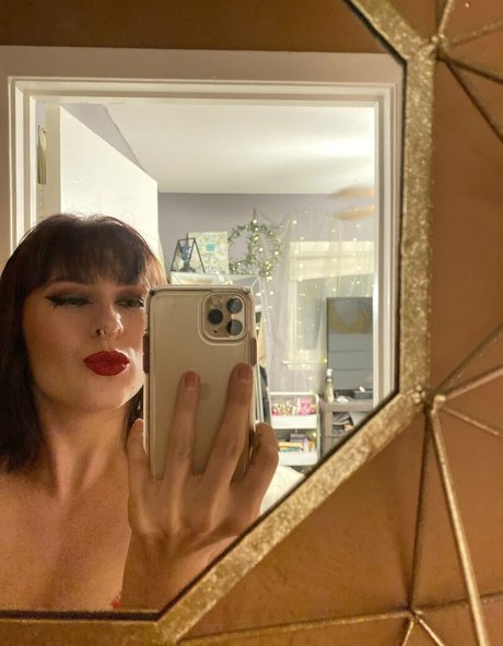 c reign hot actress picture