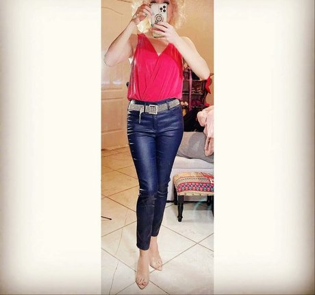 Hotmommy956 naked model pics