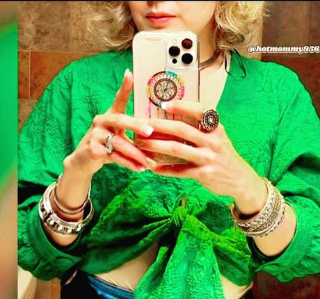 Hotmommy956 art star img