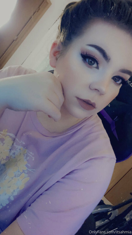 itsahmia model adult photo