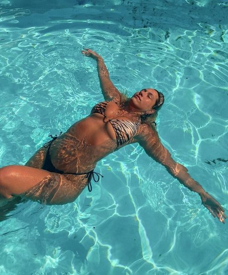 Ariel D model free photo