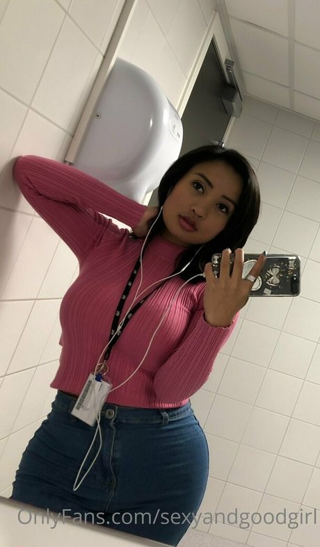 sexyandgoodgirl nude star pic