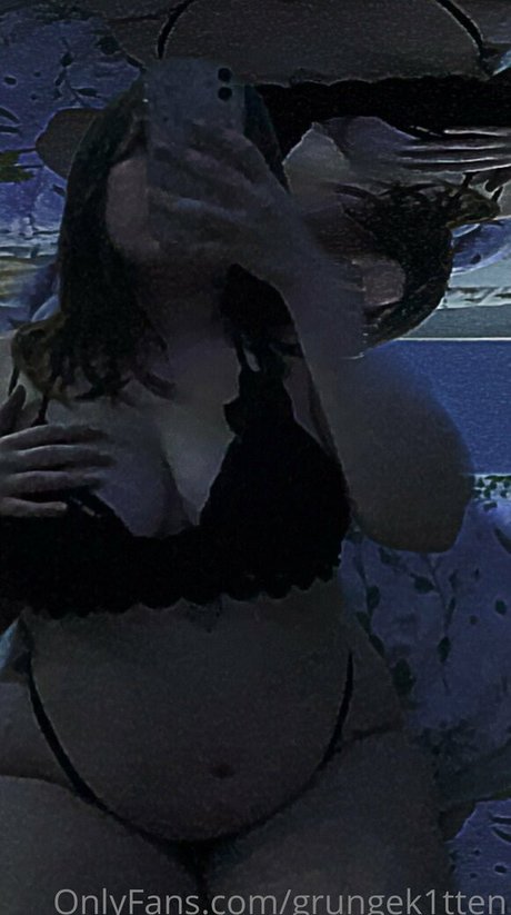 grungek1tten naked model pics