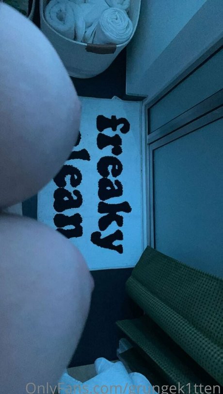 grungek1tten naked model pic