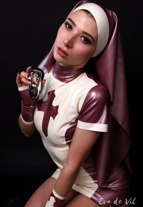 EvaDeVil exclusive model picture