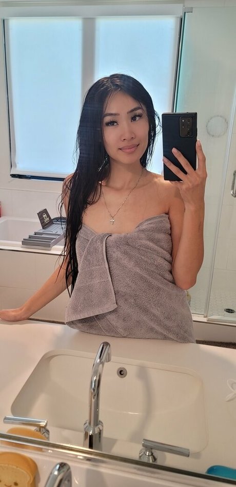 Elizabeth Tran exclusive model picture