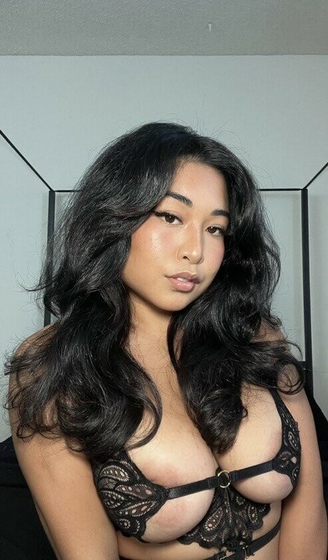 Dollycakes model hot img