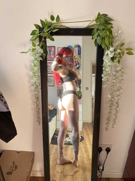 Foxxtailz model nude photo