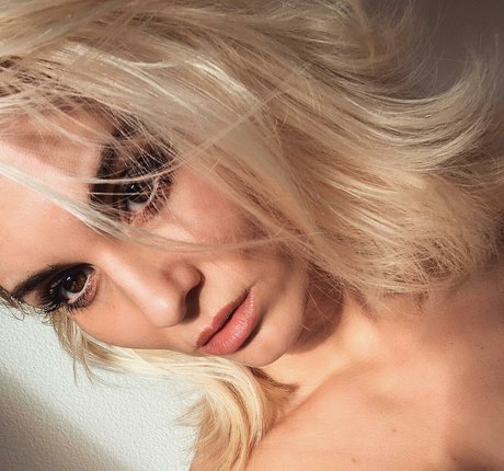 Natasha Thomsen star pic