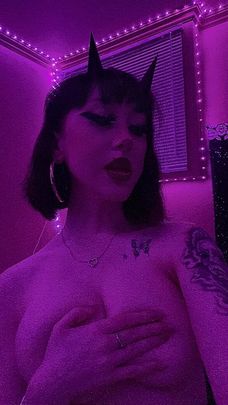 tsund3r3gf erotic model image