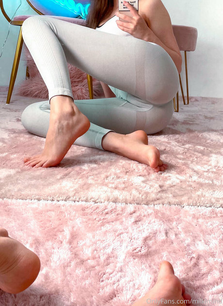 Milkimind model naked img