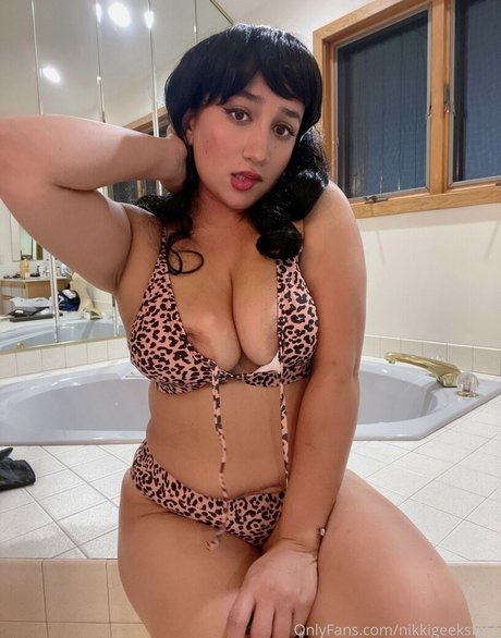 NikkiGeeks model exclusive photos