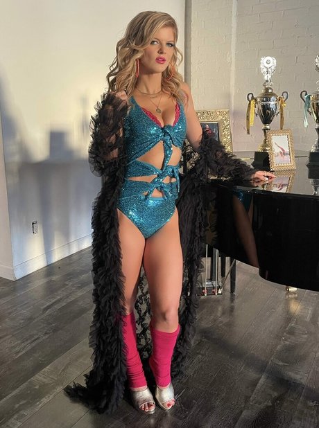 Arden Myrin art model pics