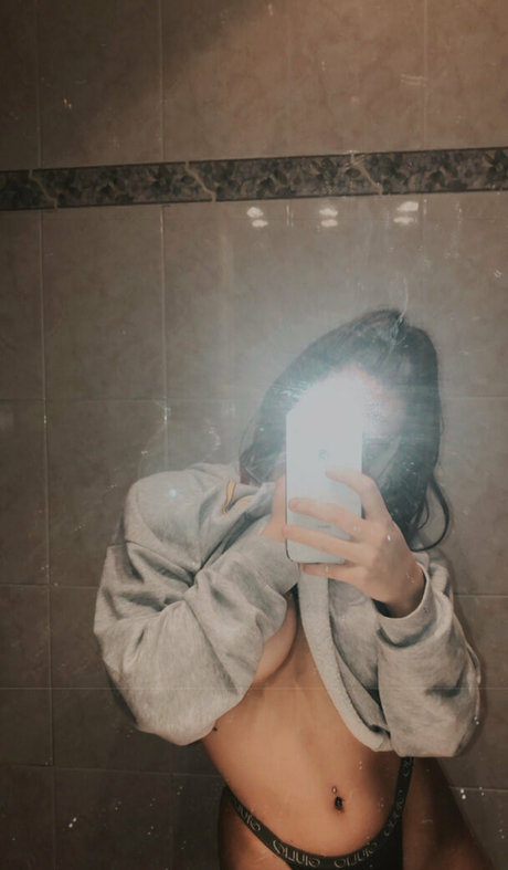 umi isabella beautiful model img