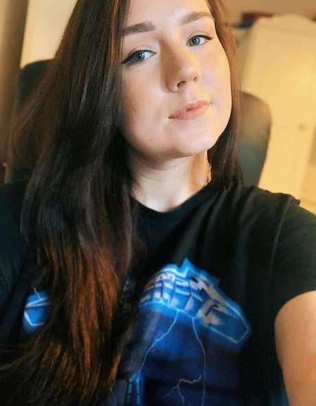 Cherrycola1990 model hd pics