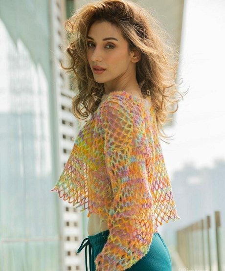 Heli Daruwala porn model pictures