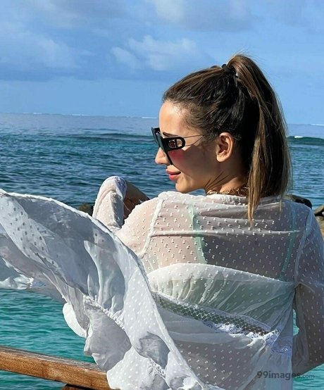 Heli Daruwala model top photos