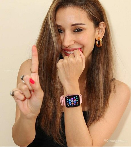 Heli Daruwala pornstar erotic images