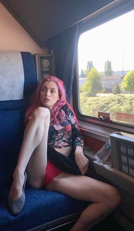 Luxneon pornographic model pic