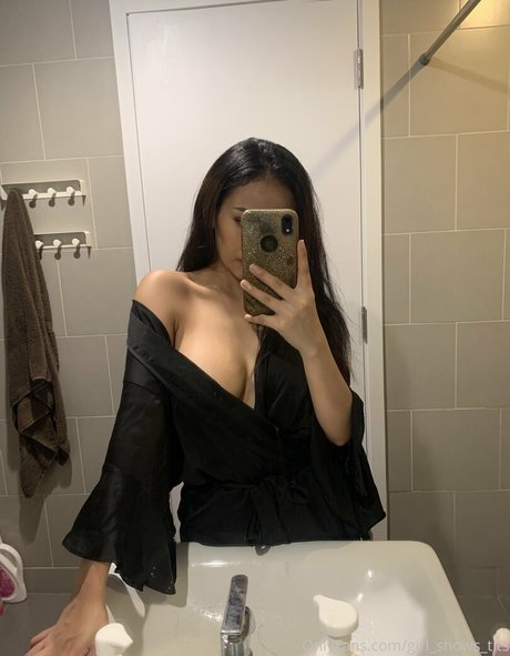 girl shows tits exclusive actress image