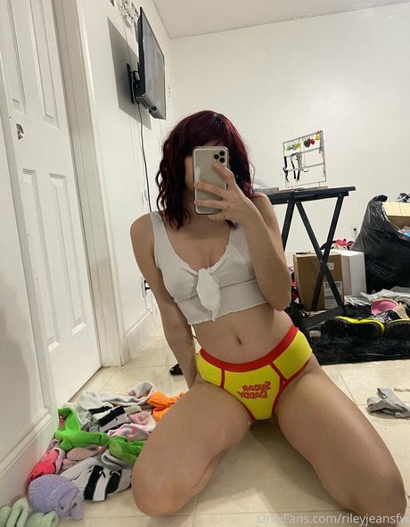 rileyjeansfw nude model pic