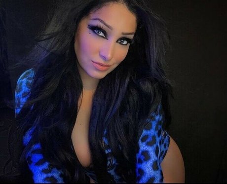 Mandy Leon profile pic