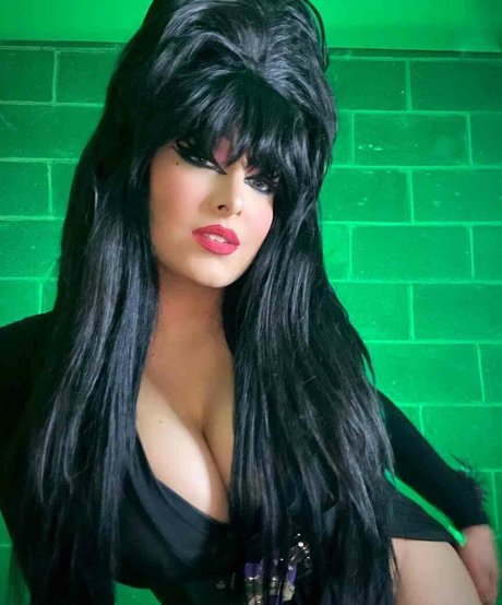 Mandy Leon naked model gallery