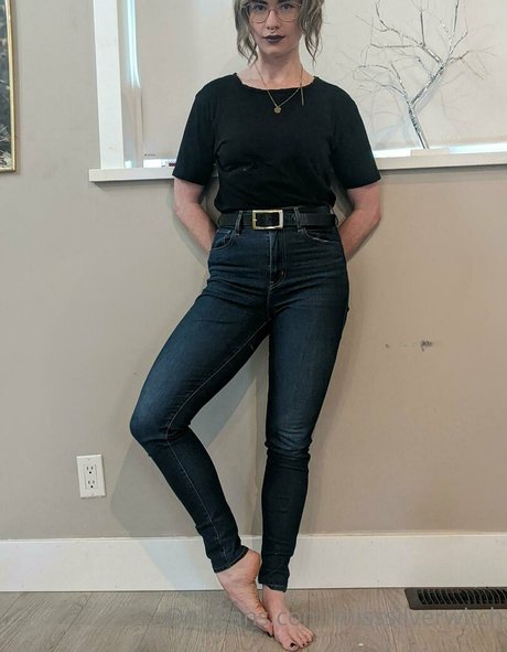 misssilverwitch nude model image