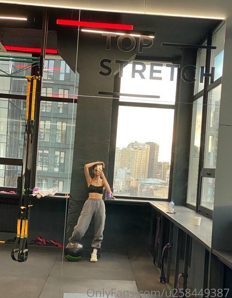 leona corona star nude img