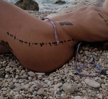 qu33nth3 sexy actress pic