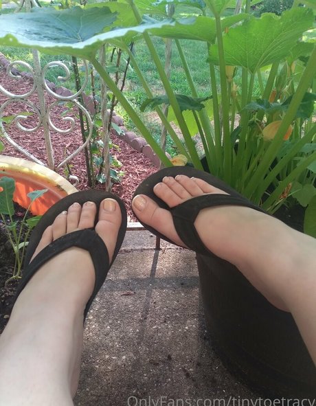 tinytoetracy naked model photo