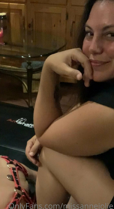 missannejolie art star pics